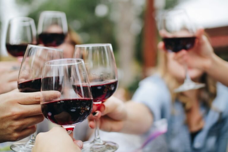 Te toca dar el brindis: la fórmula para emocionar sin morir en el intento
