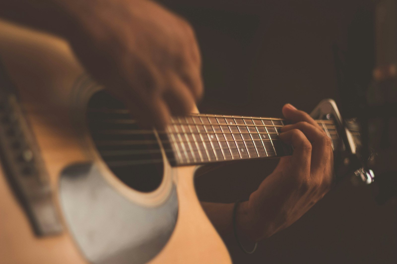 La música de tu ceremonia: guía por momentos (y 20 canciones que funcionan)