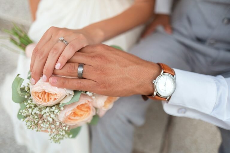 ¿Pedirle a un amigo que oficie tu boda? Cuándo sí, cuándo no, y cómo ayudarlo a brillar